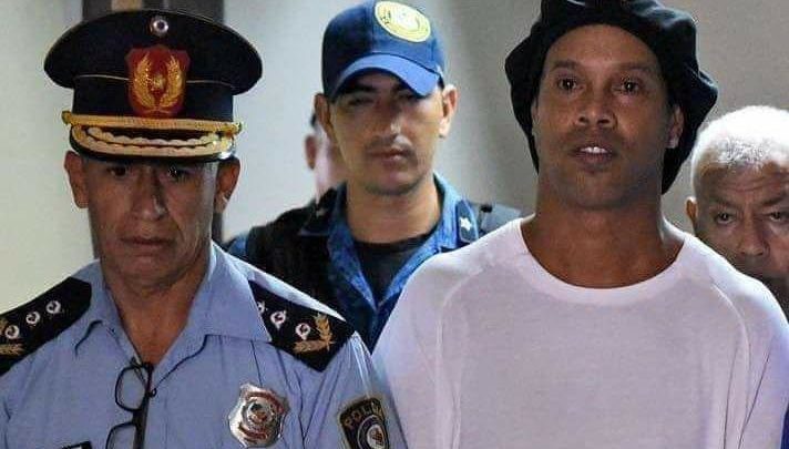 Brezilyalı efsane Ronaldinho tutuklandı!