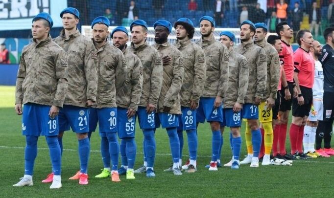 Çaykur Rizespor, asker kamuflajıyla maça çıktı