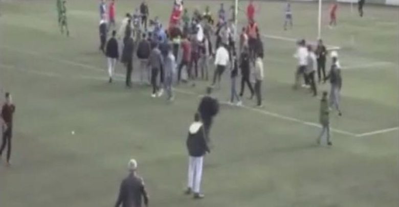 Futbolculara hücum hatıra kameralarda