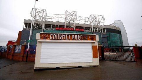 Manchester United`dan çalışanlarına `corona` jesti!