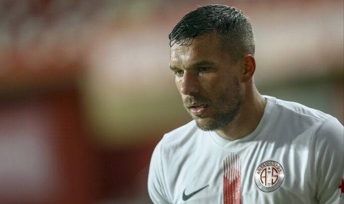 Lukas Podolski: "Dipteki takımlar bizi strese soktu ama..."
