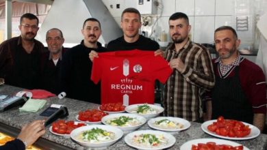 Podolski, Antalya'nın köfte piyazını da sevdi!