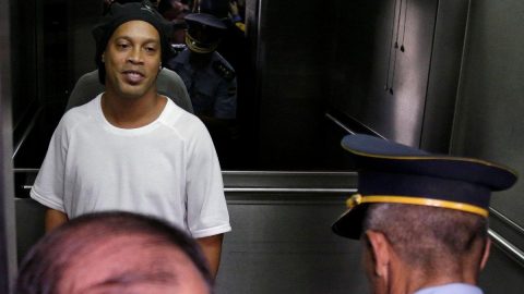 Ronaldinho hapishanede sahaya çıktı
