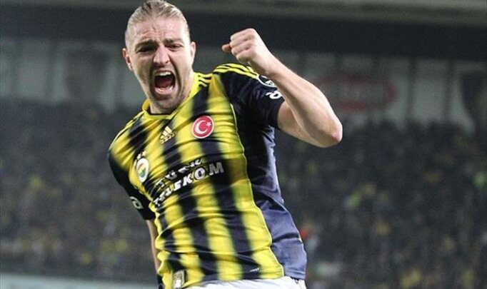 Fenerbahçe taraftarı Caner Erkin için ikiye bölündü