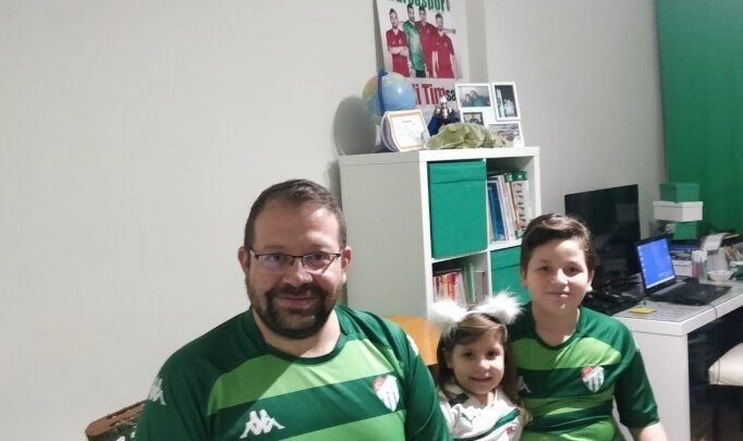 Futbolu özleyen Bursaspor taraftarı evleri tribüne çeviriyor