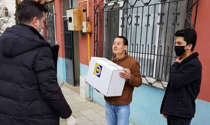 Gemlik Fenerbahçeliler Derneği'nden 65 yaş üstü ailelere gıda yardımı
