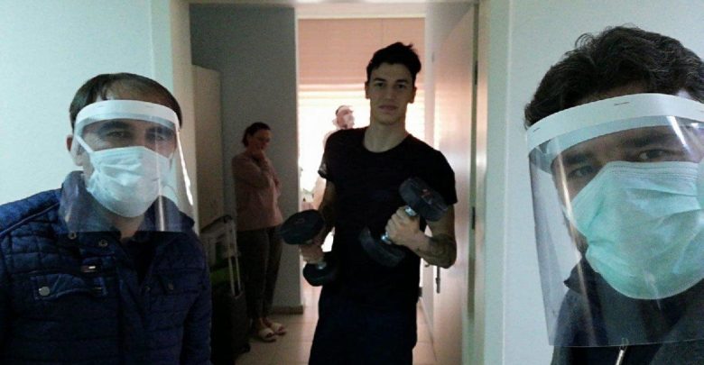 Karantinadaki Berke Özer ’e spor malzemeleri verildi