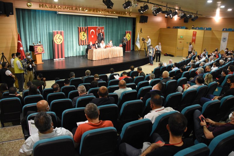 divan-kurulu-baskani-ali-celikoglu-eskisehirspor-yasam-mucadelesi-veriyor_5584_dhaphoto2-1