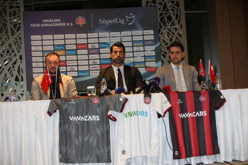 fatih-karagumrukte-volkan-demirel-icin-imza-toreni-duzenlendi_1679_dhaphoto2-1