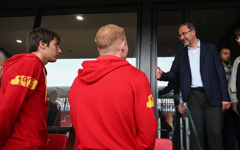 aa-20230505-31052933-31052931-bakan_kasapoglu_goztepe_kulubunu_ziyaret_etti-1