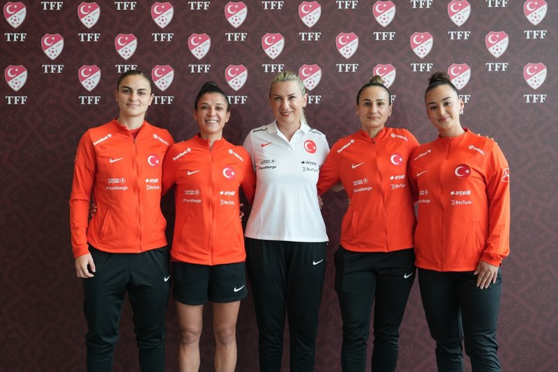 aa-20240401-34157317-34157315-a_milli_kadin_futbol_takiminin_medya_gunu_gerceklestirildi